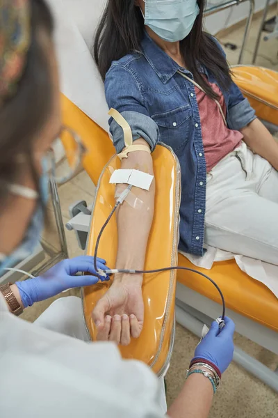 Crop Female Nurse Scrubs Medical Gloves Carrying Out Blood Donation — Stock Photo, Image