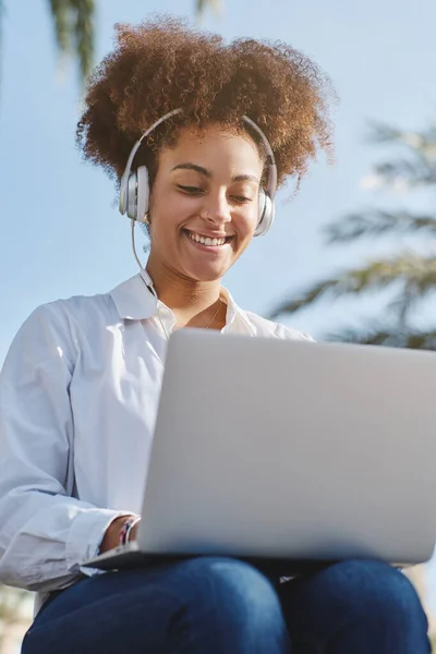 Låg Vinkel Glada Afroamerikanska Kvinnliga Frilansare Headset Leende Medan Arbetar — Stockfoto