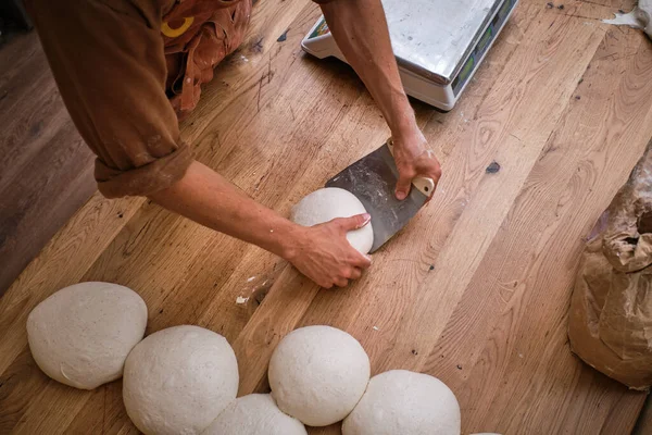 Фоторепортаж Пекаря Пекарь Отрабатывает Руки Хлебном Тесте Высокое Качество Фото — стоковое фото