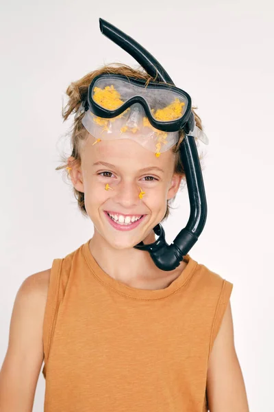 Veselý Kluk Potápěčské Masce Šnorchlem Řasami Obličeji Dívá Kameru Zubatým — Stock fotografie