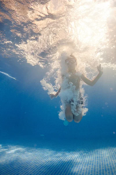 Chlapec Masce Skákání Čisté Transparentní Vodě Bublinami Bazénu — Stock fotografie