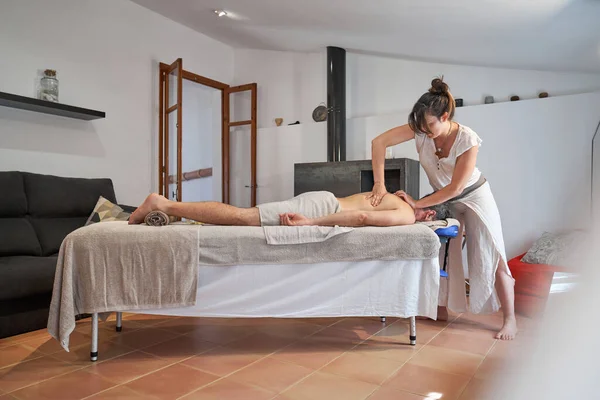 Giovane Massaggiatrice Abiti Casual Facendo Massaggio Cliente Maschile Sdraiato Sul — Foto Stock