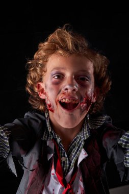 Zombi makyajlı erkek yüzü, Cadılar Bayramı karakteri, zombi çığlığı ifadesi