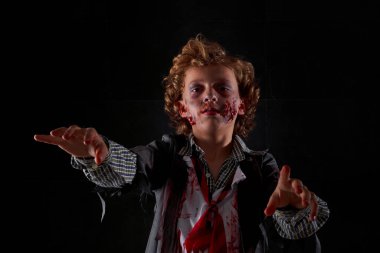 Zombi makyajlı erkek yüzü, Cadılar Bayramı karakteri, zombi ifadesi