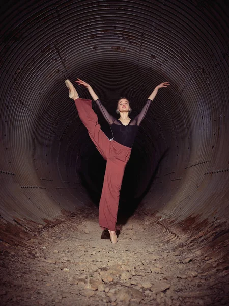 Volledig Lichaam Van Vrouwelijke Ballet Danser Zwarte Blouse Rode Broek — Stockfoto