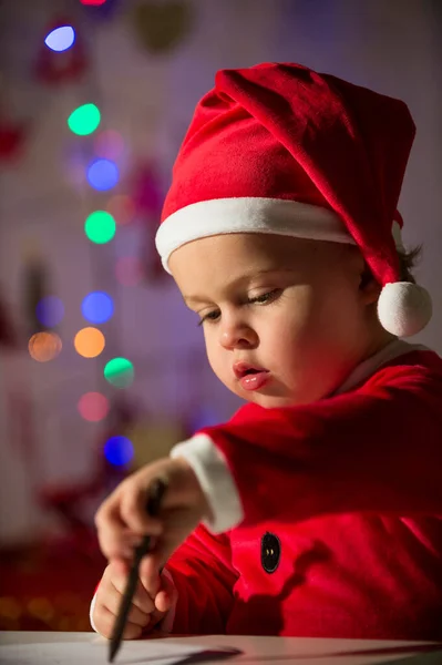 Koncentrerad Söt Pojke Santa Kostym Ritning Med Penna När Sitter — Stockfoto