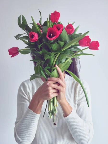 Porträtt Oigenkännlig Brunett Kvinna Vit Tröja Hålla Gäng Blommande Röda — Stockfoto