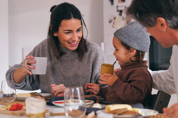 Bir Fincan Sıcak Içecekle Gülümseyen Anne Ile Mutfak Masasında Tanınmayan — Stok fotoğraf