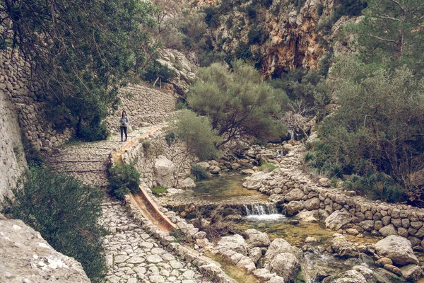 Touristinnen Gehen Auf Einem Steinernen Pfad Entlang Des Flusses Zwischen — Stockfoto