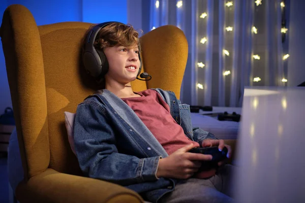 Mosolygó Kiskorú Fiú Headset Kényelmes Karosszékben Joystick Videojáték Szobában Díszített — Stock Fotó