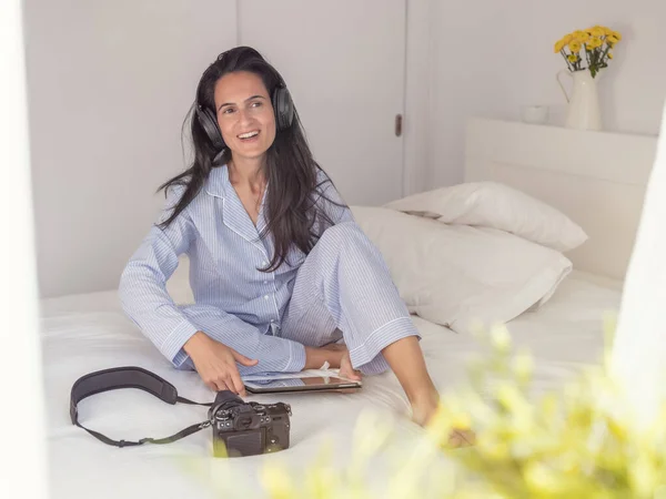 Mujer Positiva Auriculares Ropa Dormir Sentada Cama Con Cámara Fotográfica —  Fotos de Stock
