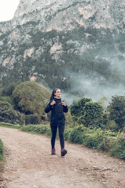 Sırt Çantalı Uzun Bir Bayan Turist Yeşil Dağın Yakınlarında Tek — Stok fotoğraf