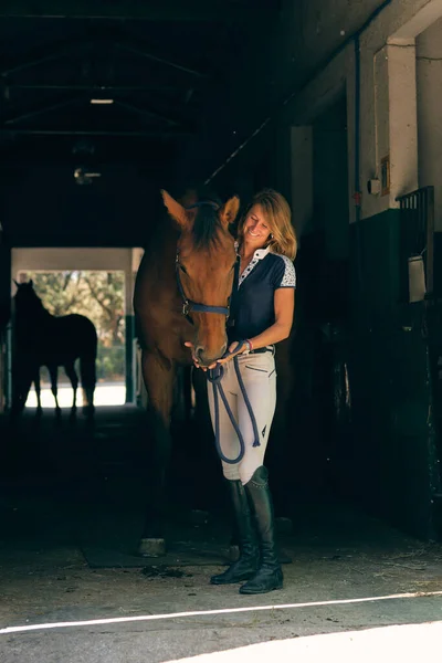 Позитивная Женщина Всадница Стоящая Каштановой Лошадью Лизает Руки Конюшне Ранчо — стоковое фото