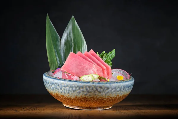Ciotola Con Sashimi Gustoso Con Filetto Pesce Fresco Ravanello Lime — Foto Stock