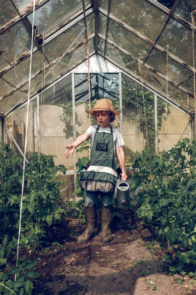 Corpo Inteiro Jardineiro Pré Adolescente Concentrado Chapéu Vime Gumboots Com — Fotografia de Stock