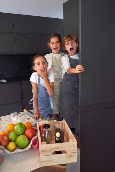 Crianças Multirraciais Assustadas Perto Mesa Com Frutas Frescas Caixa Madeira — Fotografia de Stock