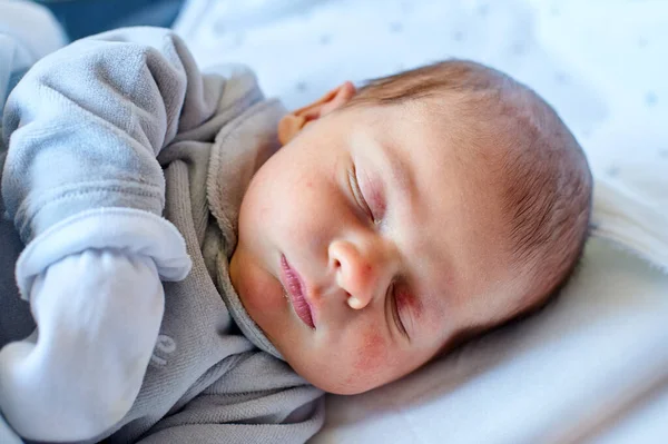 Newborn Baby Sleeping Its Hospital Crib — Stock Photo, Image