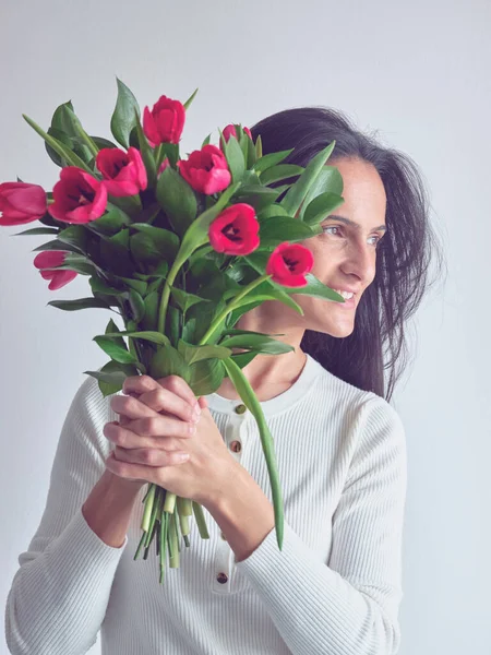 Porträtt Glad Kvinna Med Mörkt Hår Casual Kläder Står Med — Stockfoto