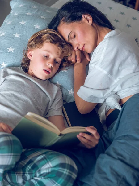 Shora Rozkošný Malý Chlapec Čtení Zajímavé Knihy Ležící Posteli Zatímco — Stock fotografie