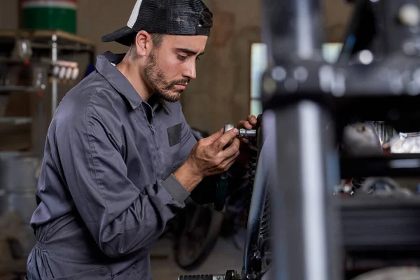Side View Concentrated Hispanic Male Mechanic Uniform Carefully Fixing Details — Stock Photo, Image