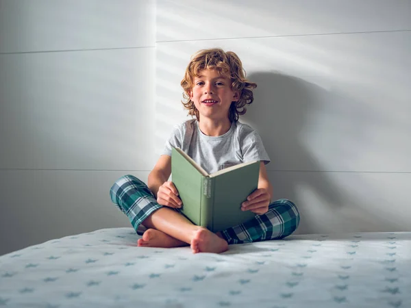 Sonriente Niño Preadolescente Ropa Dormir Sentado Cama Cómoda Libro Lectura —  Fotos de Stock