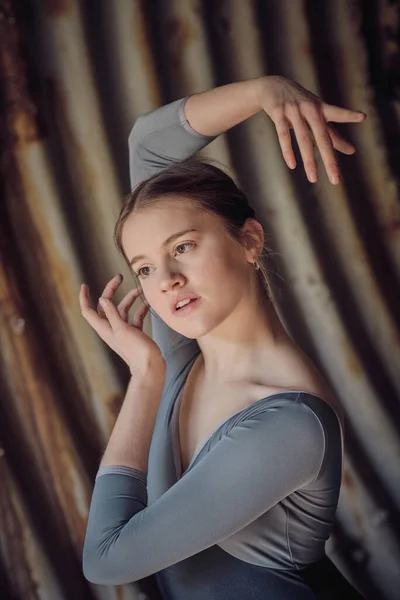 Привлекательная Молодая Балетная Танцовщица Поднятой Рукой Смотрит Вдаль Изящно Танцует — стоковое фото