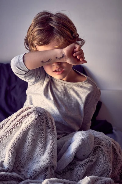 Küçük Şirin Çocuk Elleriyle Gözlerini Kapatıyor Elde Boyanmış Gözler — Stok fotoğraf