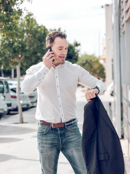 Trabalhador Masculino Adulto Camisa Branca Jeans Verificando Tempo Falando Smartphone — Fotografia de Stock