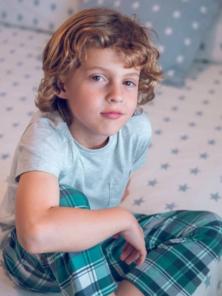 Góry Mały Chłopiec Piżamie Siedzący Łóżku Patrzący Kamerę — Zdjęcie stockowe