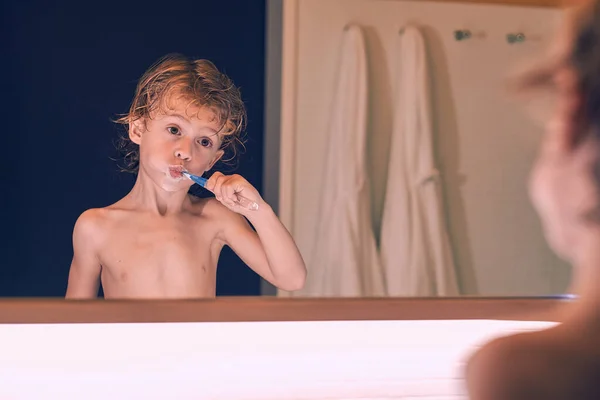 Tatlı Kıvırcık Saçlı Çocuk Aynanın Karşısında Durup Dişlerini Fırçalarken Otel — Stok fotoğraf