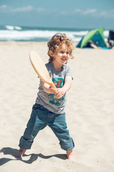 Celé Tělo Pozitivního Bosého Chlapce Hrající Dřevěnou Tenisovou Raketou Slunném — Stock fotografie