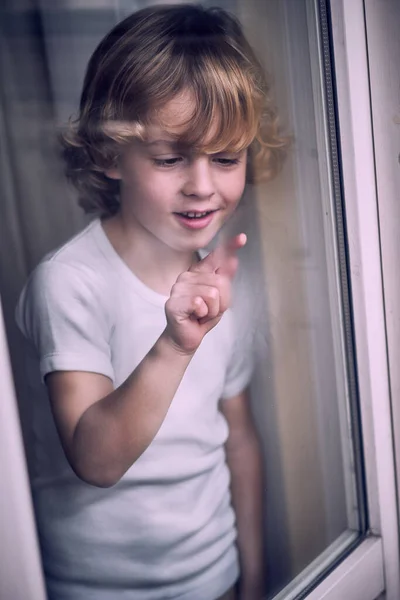 Wysoki Kąt Przez Szkło Podekscytowany Mały Chłopiec Kręconymi Blond Włosy — Zdjęcie stockowe