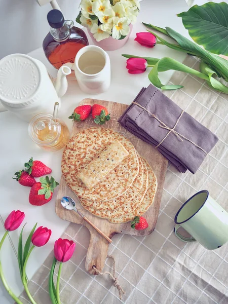 Composition Delicious Homemade Pancakes Served Wooden Cutting Board Tulip Flowers — Stock Photo, Image