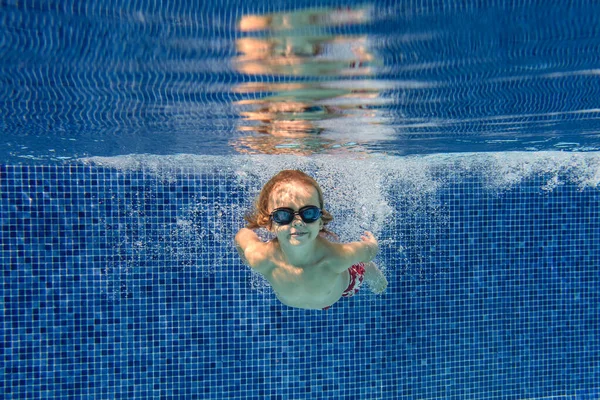 Podvodní Pohled Roztomilé Dítě Brýlích Plavání Čisté Transparentní Bazén Vody — Stock fotografie