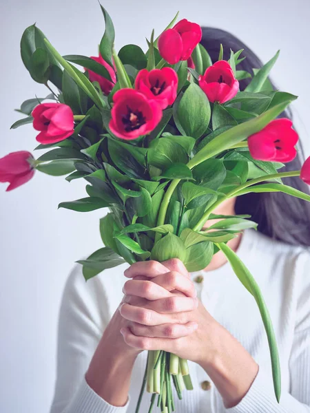 Porträtt Oigenkännlig Brunett Kvinna Vit Tröja Hålla Gäng Blommande Röda — Stockfoto