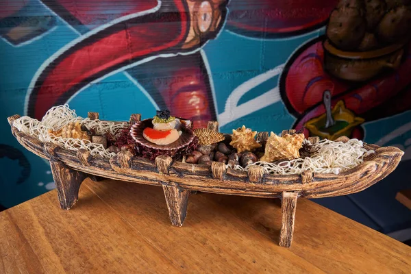 Barco Decorativo Madeira Com Vieiras Frescas Acessórios Marinhos Conchas Colocadas — Fotografia de Stock