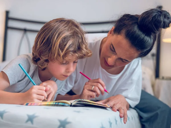 Liebenswerter Kleiner Junge Malt Mit Buntstiften Notizbuch Mit Mutter Während — Stockfoto