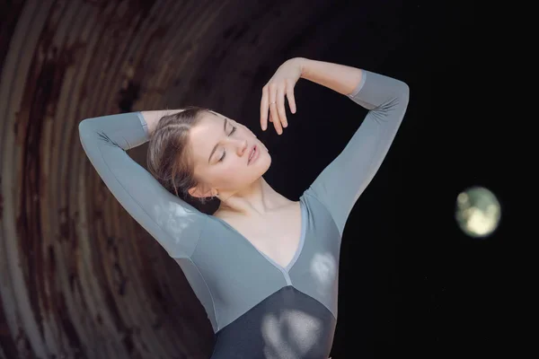 Okouzlující Talentovaná Baletka Zdviženýma Rukama Zavřenýma Očima Stojící Opuštěném Tunelu — Stock fotografie