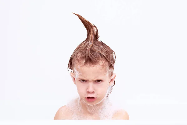 Серьезный Мальчик Покрытый Пеной Мокрыми Волосами Ирокез Смотреть Камеру Сердитым — стоковое фото