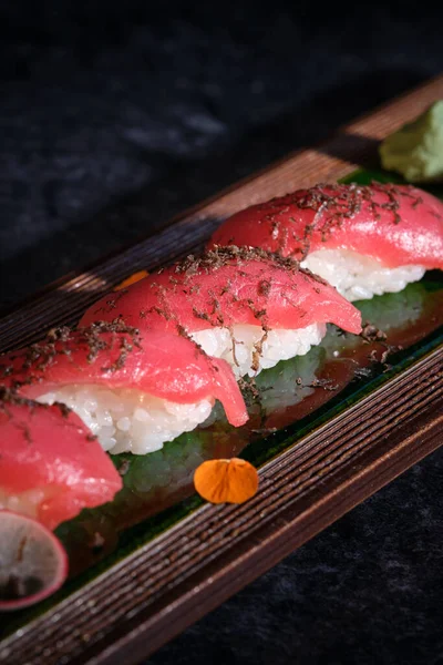 Delicioso Sushi Nigiri Japonés Con Pescado Fresco Arroz Decorado Con — Foto de Stock