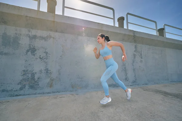 Aktif Kıyafetli Genç Bayan Koşucu Hızlı Koşuyor Güneşli Bir Günde — Stok fotoğraf