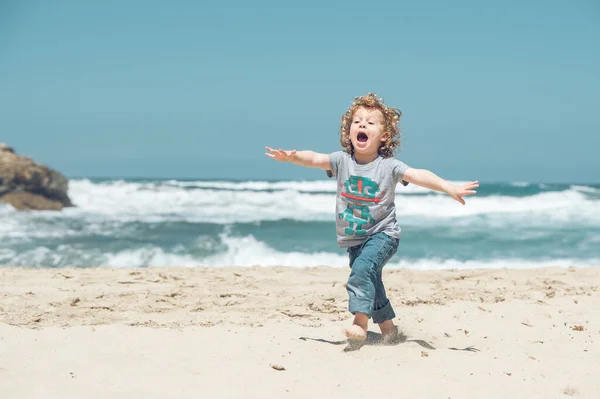 Ganzkörper Aktiver Verspielter Junge Freizeitkleidung Der Der Sandküste Der Nähe — Stockfoto