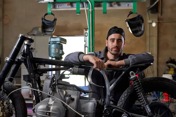 Selbstbewusster Bärtiger Techniker Uniform Stützt Sich Werkstatt Auf Motorrad Und — Stockfoto