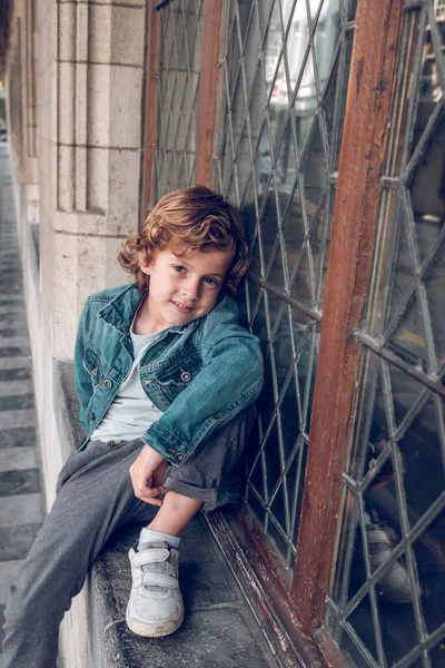Χαρούμενο Παιδί Σγουρά Μαλλιά Denim Σακάκι Κάθεται Πέτρινο Περβάζι Και — Φωτογραφία Αρχείου