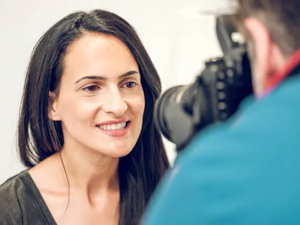Σκούρα Μαλλιά Γυναίκα Ψάχνει Χαμόγελο Των Δοντιών Επαγγελματική Κάμερα Στα — Φωτογραφία Αρχείου