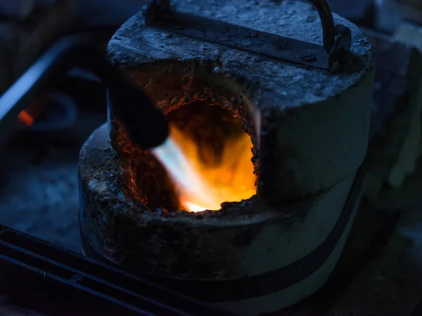 宝石類の研修会の黒い背景の炉で金属を液化するガス トーチの高角度 — ストック写真