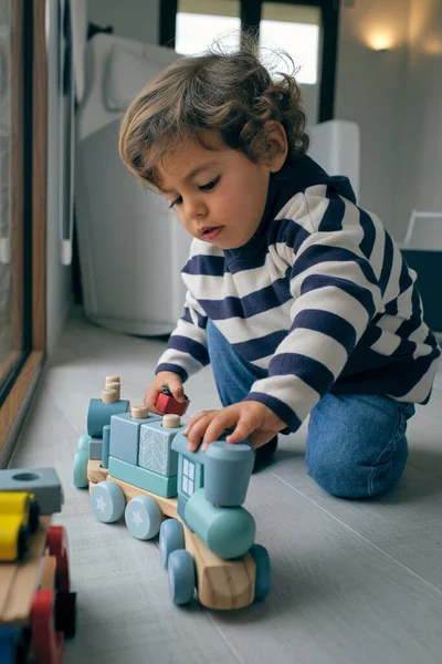 Kleine Jongen Casual Kleding Zitten Vloer Spelen Met Speelgoed Trein — Stockfoto