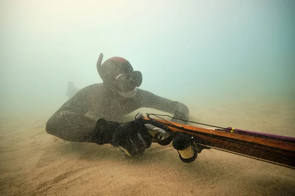 Anonimowy Myśliwy Kombinezonie Harpunem Łowienie Harpunem Pływanie Pobliżu Dna Morza — Zdjęcie stockowe