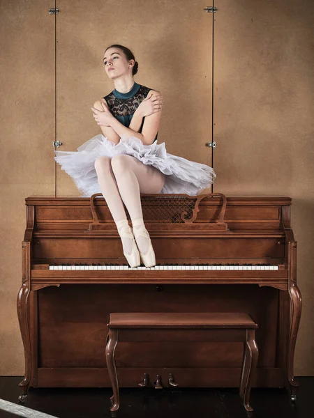 Corpo Pieno Giovane Ballerina Sognante Tutù Bianco Scarpe Punta Sedute — Foto Stock