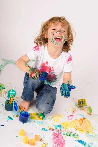 Celé Tělo Veselý Chlapec Pokrytý Barevnými Barvami Při Pohledu Kameru — Stock fotografie
